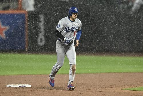 メッツ対ドジャース　3回表、降雨で試合が中断しベンチへ引き揚げるドジャース大谷（撮影・滝沢徹郎）