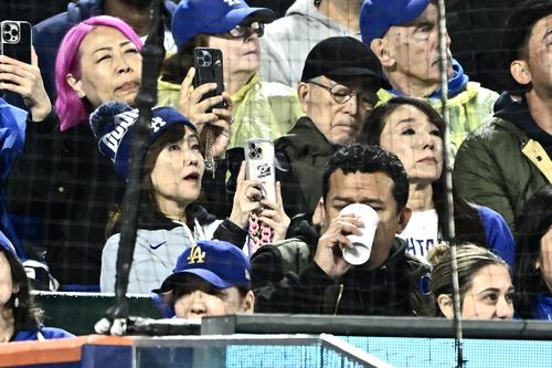 メッツ対ドジャース　観戦する松本伊代（中左）と浅野ゆう子（同右）＝2025年5月23日　