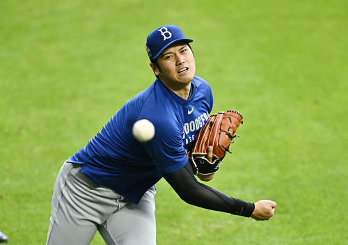 メッツ対ドジャース　試合前練習でキャッチボールするドジャース大谷（撮影・滝沢徹郎）