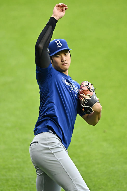 メッツ対ドジャース　試合前練習でキャッチボールするドジャース大谷（撮影・滝沢徹郎）