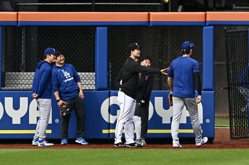 メッツ対ドジャース　試合前練習でドジャース大谷（右）はメッツ千賀（中央）を無視するボケを披露。左は山本（撮影・滝沢徹郎）