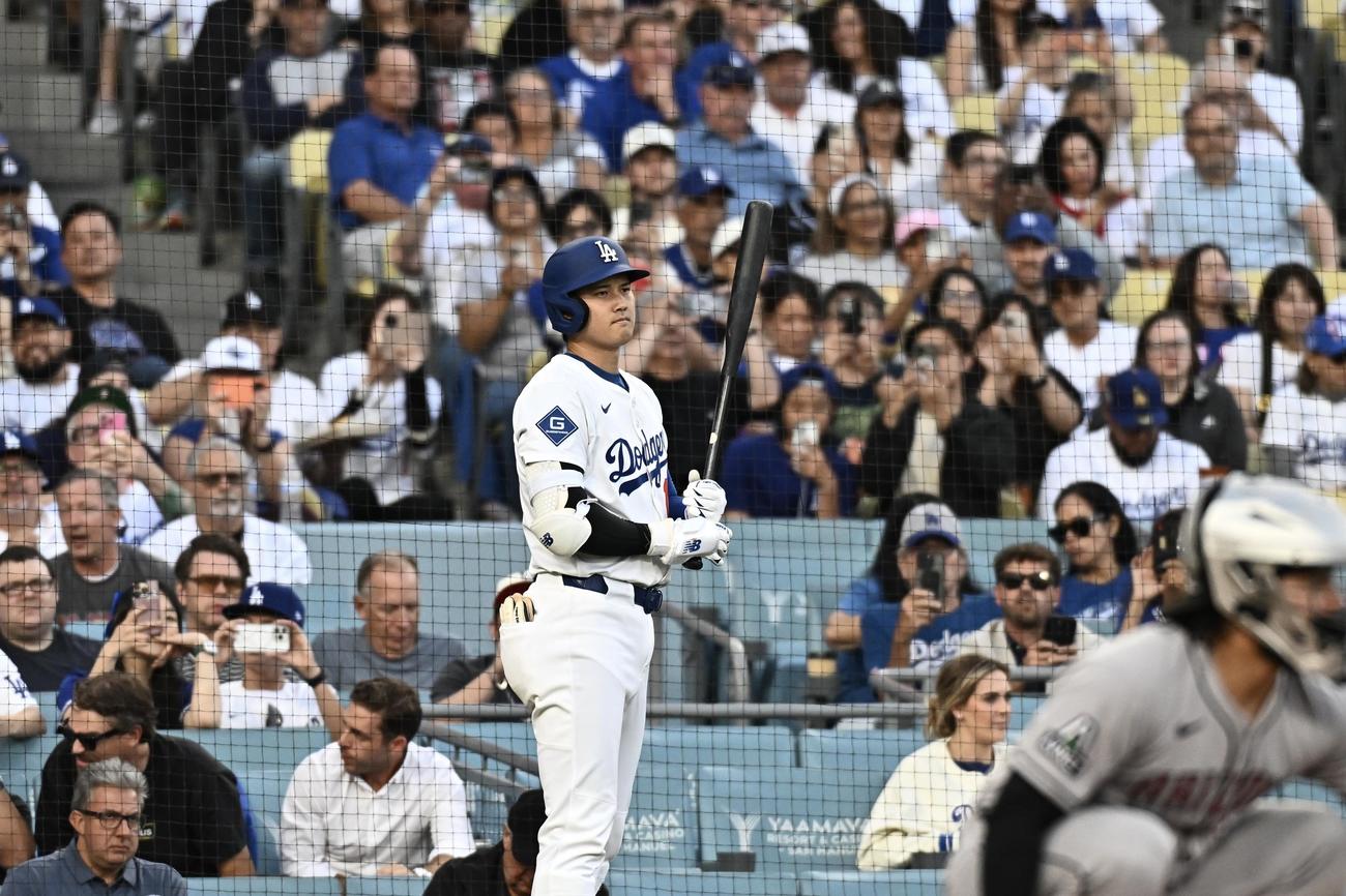 ドジャース対ダイヤモンドバックス　ファンにカメラを向けられながら試合ゆ臨むドジャース大谷