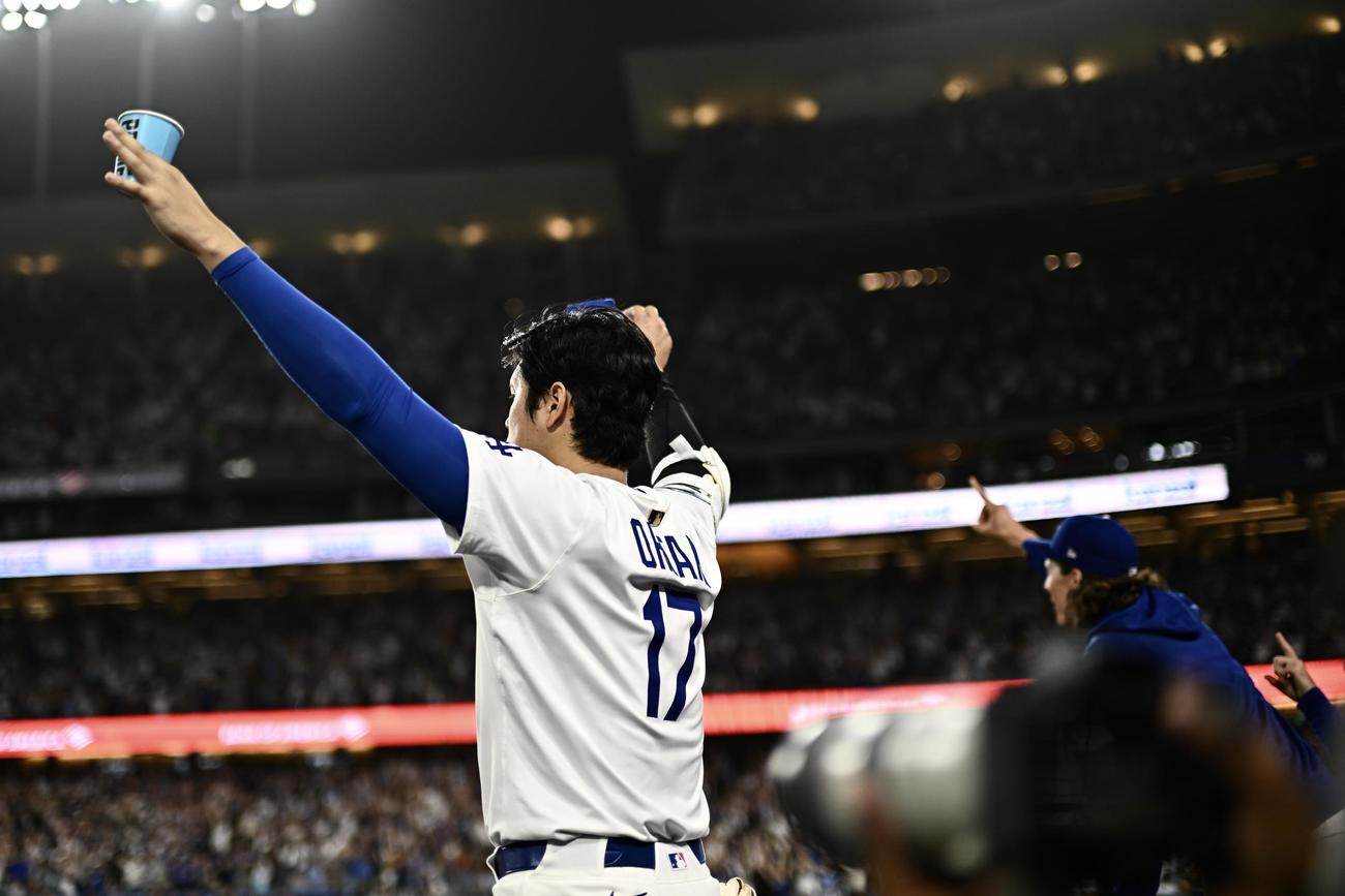 ドジャース対ダイヤモンドバックス　6回裏ドジャース2死一、二塁、T・ヘルナンデスの3点本塁打にバンザイして喜ぶ大谷（撮影・滝沢徹郎）