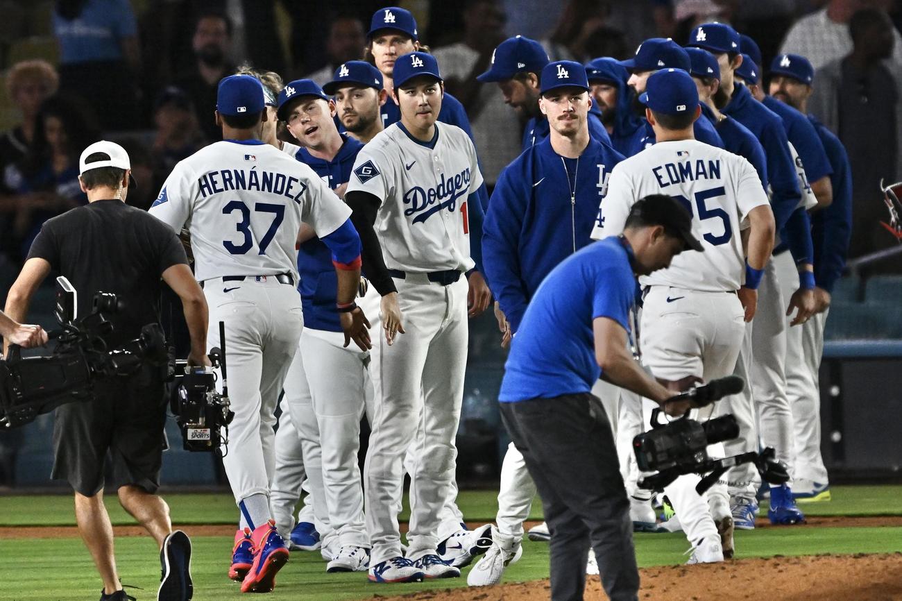 ドジャース対ダイヤモンドバックス　試合に勝利しドジャース大谷（中央）はT・ヘルナンデス（左）とタッチをかわす（撮影・滝沢徹郎）
