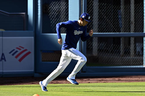 ドジャース対ダイヤモンドバックス　試合前練習で調整するドジャース佐々木（左）（撮影・滝沢徹郎）