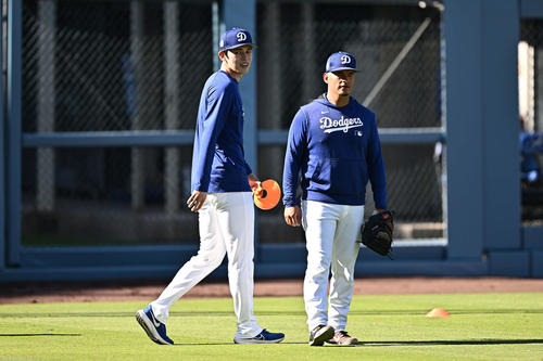 ドジャース対ダイヤモンドバックス　試合前練習で調整するドジャース佐々木（左）は笑顔を見せる（撮影・滝沢徹郎）