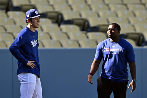 ドジャース対ダイヤモンドバックス　試合前練習で調整するドジャース佐々木（左）は笑顔を見せる（撮影・滝沢徹郎）
