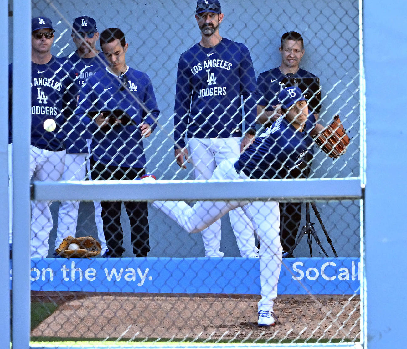 ドジャース対ダイヤモンドバックス　試合前練習のブルペンで投球練習するドジャース大谷（撮影・滝沢徹郎）