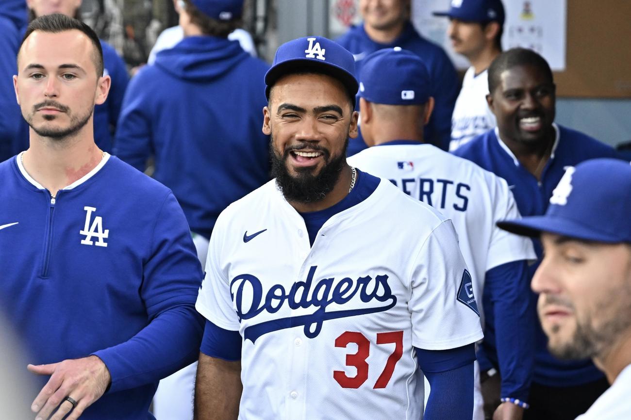 19日のドジャース対ダイヤモンドバックス　試合前にベンチ笑顔のドジャースのT・ヘルナンデス（撮影・滝沢徹郎）