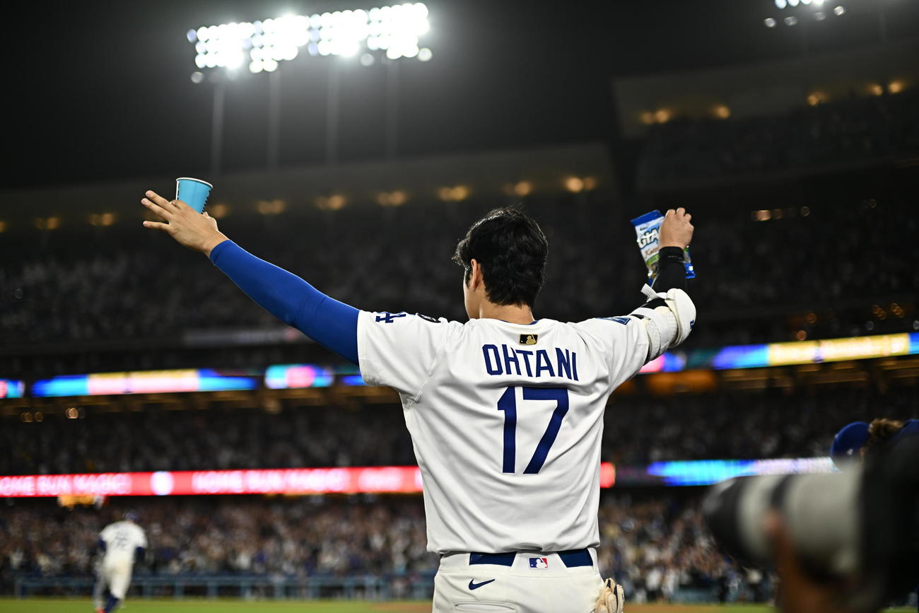 ドジャース対ダイヤモンドバックス　6回裏ドジャース2死一、二塁、T・ヘルナンデスの3点本塁打にバンザイして喜ぶ大谷（撮影・滝沢徹郎）