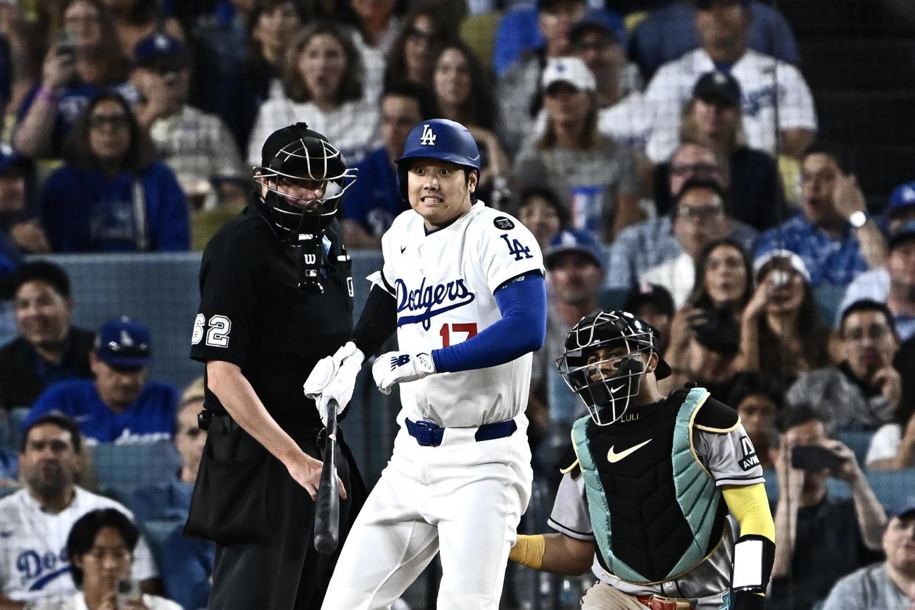 ドジャース対ダイヤモンドバックス　8回裏ドジャース1死、ファウルを放ち驚く大谷（撮影・滝沢徹郎）
