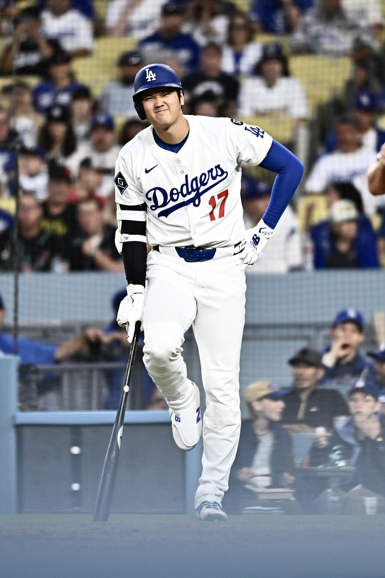 ドジャース対ダイヤモンドバックス　4回裏ドジャース無死、自打球に厳しい表情の大谷（撮影・滝沢徹郎）