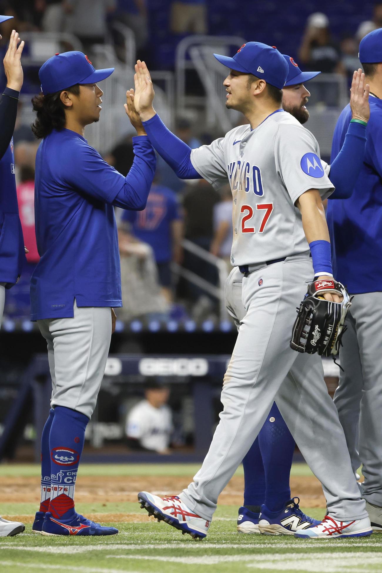 マーリンズに勝利し、タッチを交わすカブス今永（左）と鈴木（共同）