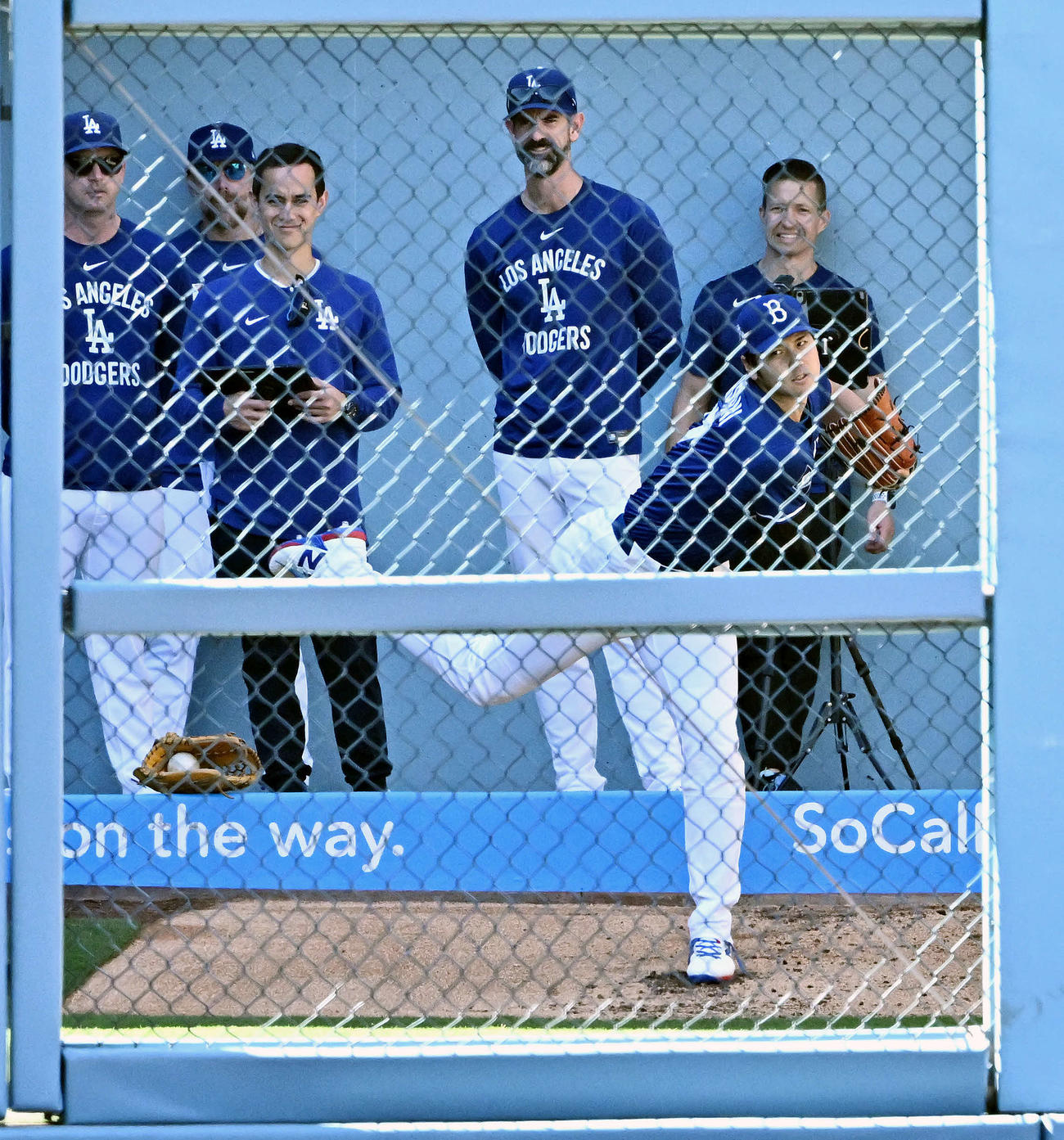 ドジャース対ダイヤモンドバックス　試合前練習のブルペンで投球練習するドジャース大谷（撮影・滝沢徹郎）