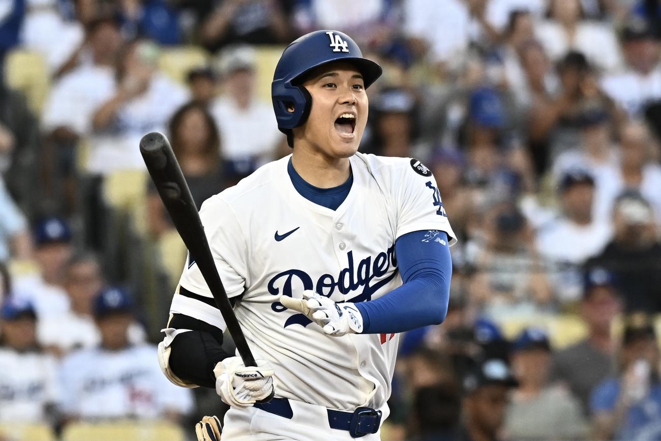 ドジャース対ダイヤモンドバックス　1回裏ドジャース無死、ファウルに大声を出して知らせる大谷（撮影・滝沢徹郎）