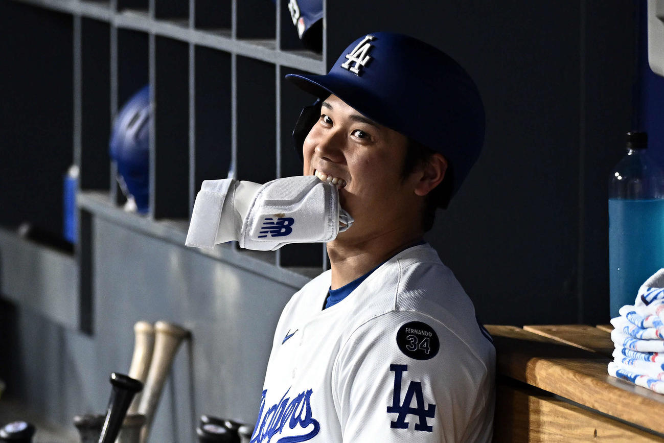 ドジャース対ダイヤモンドバックス　ベンチで笑顔のドジャース大谷（撮影・滝沢徹郎）