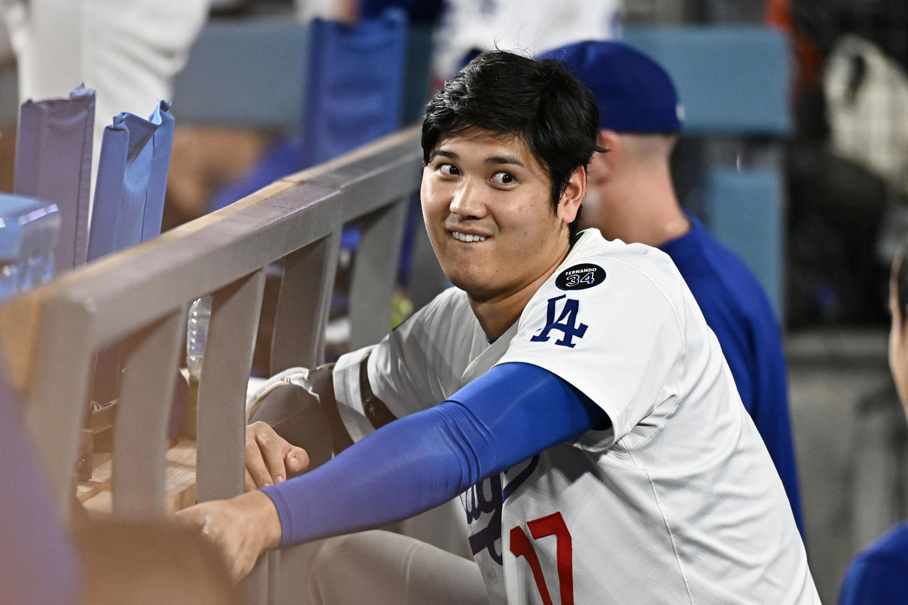 ドジャース対ダイヤモンドバックス　ベンチで明るい表情のドジャース大谷翔（撮影・滝沢徹郎）