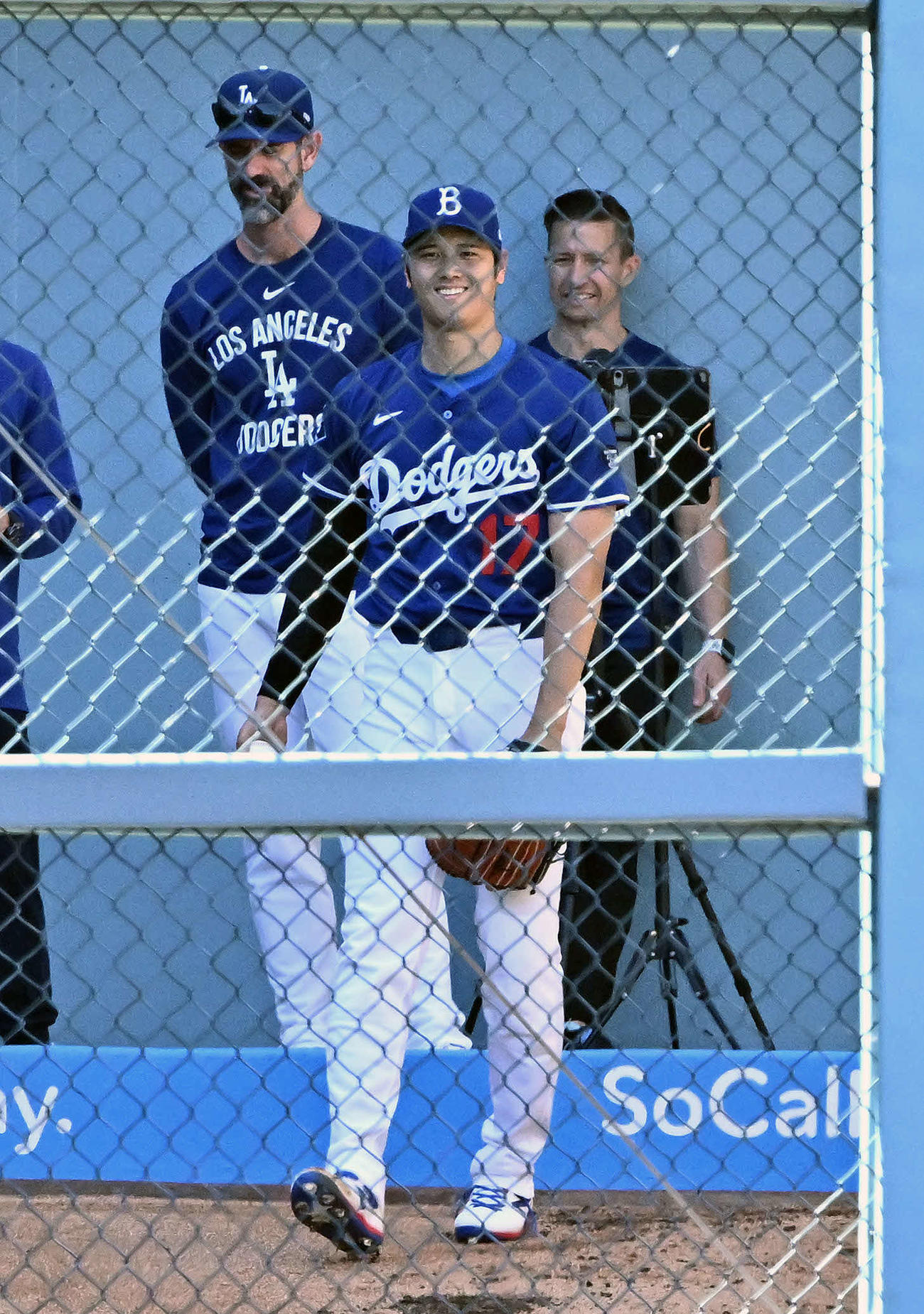 ドジャース対ダイヤモンドバックス　試合前練習のブルペンで笑顔のドジャース大谷（撮影・滝沢徹郎）