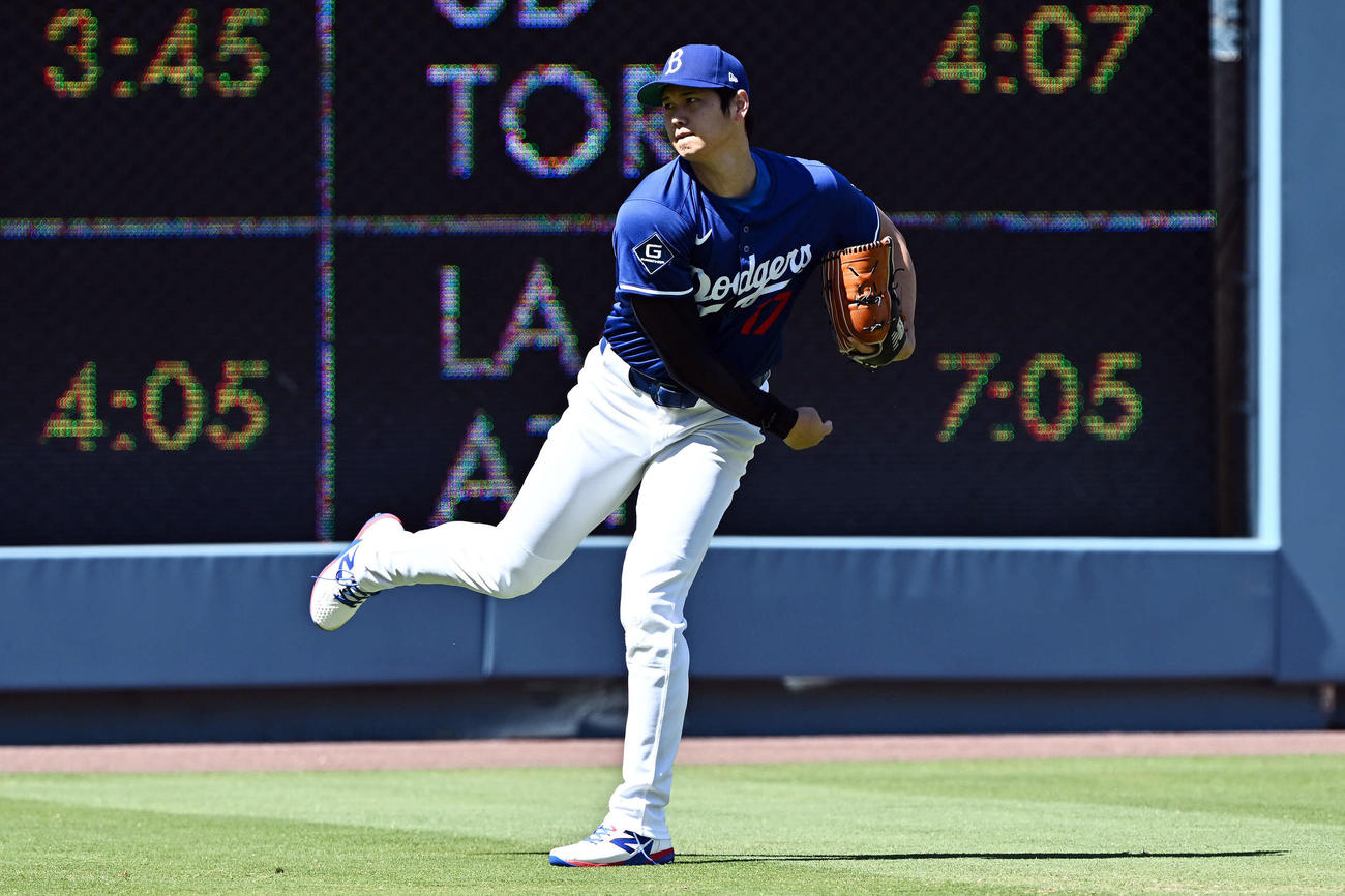 ドジャース対ダイヤモンドバックス　試合前練習でキャッチボールするドジャース大谷（撮影・滝沢徹郎）