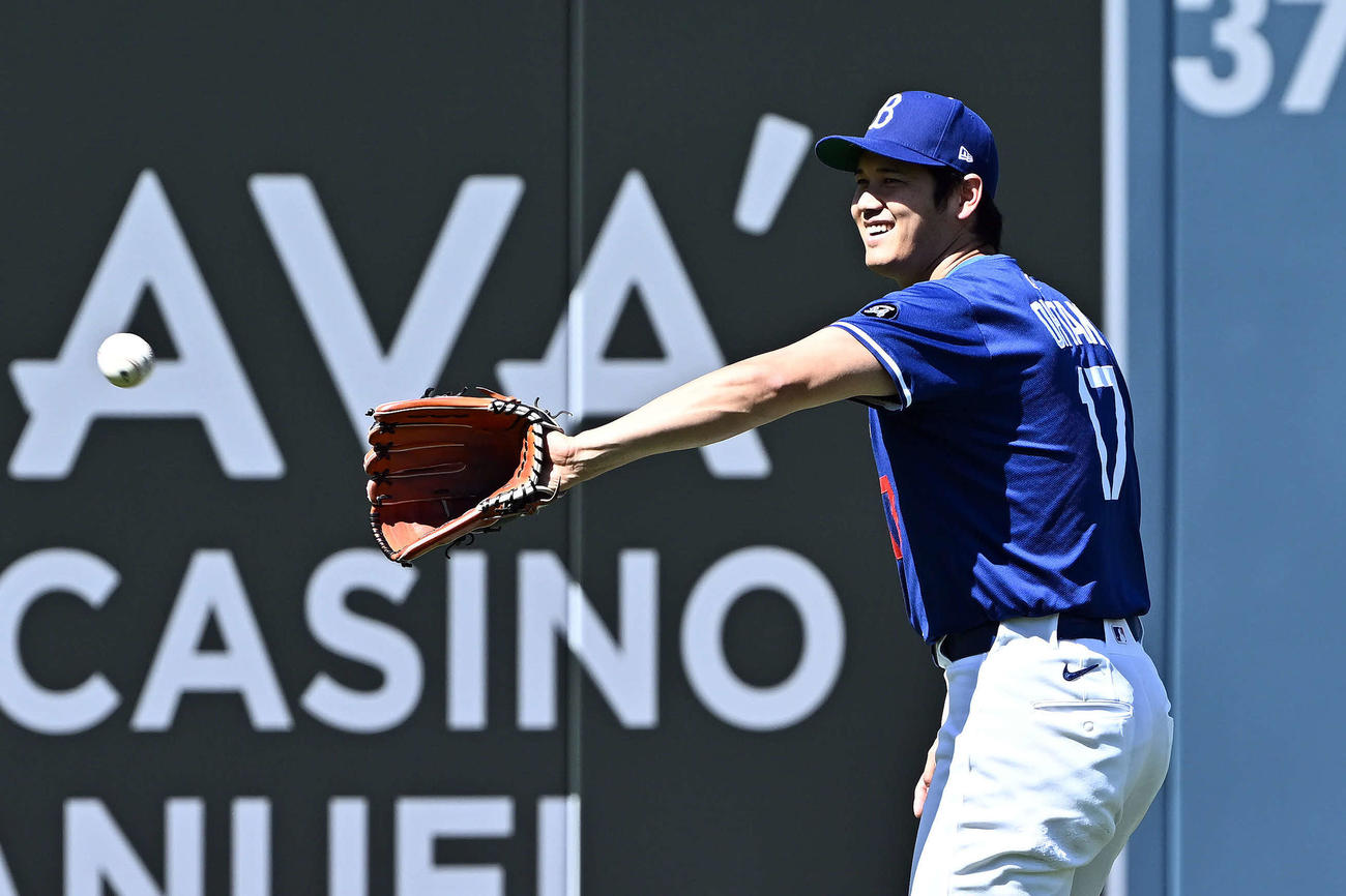 ドジャース対ダイヤモンドバックス　試合前練習で笑顔のドジャース大谷（撮影・滝沢徹郎）