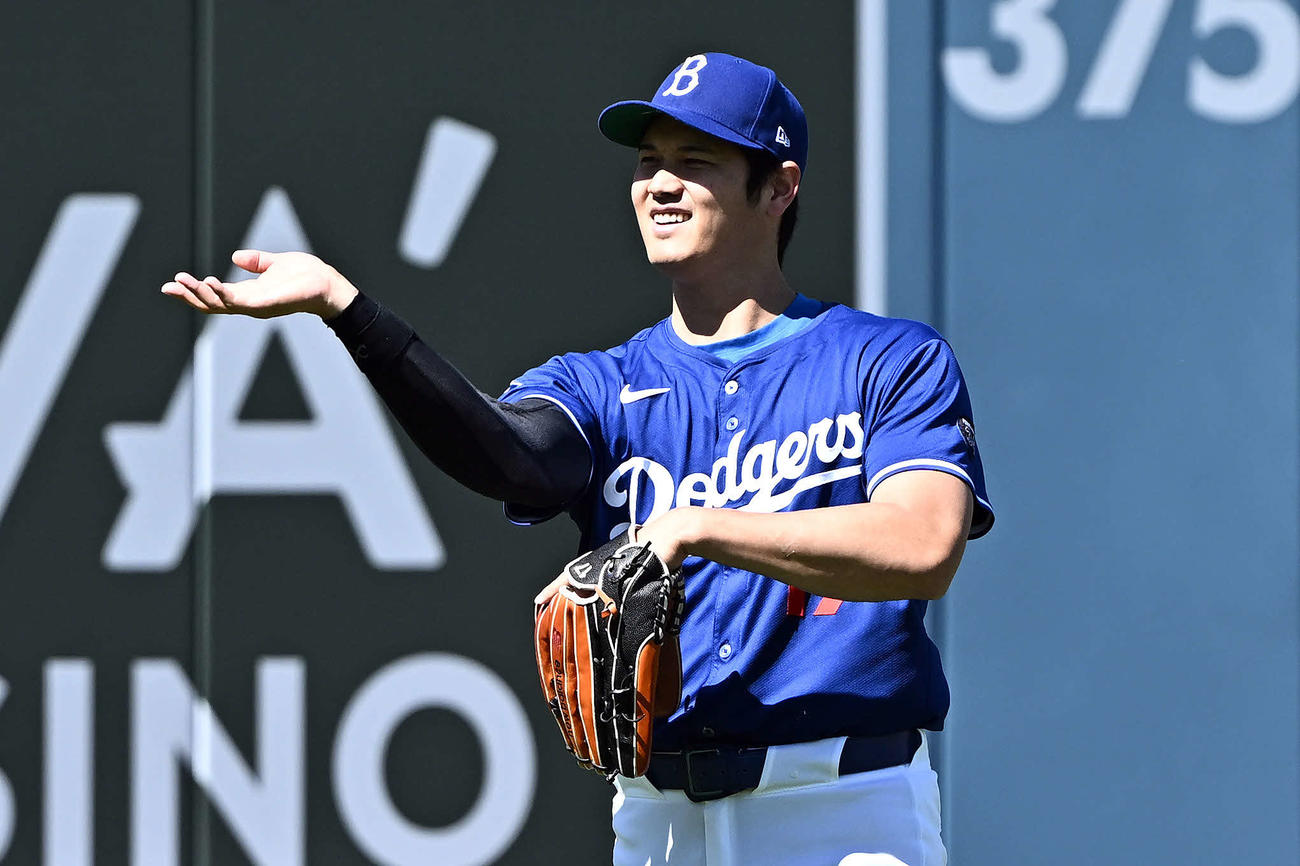 ドジャース対ダイヤモンドバックス　試合前練習で笑顔のドジャース大谷（撮影・滝沢徹郎）