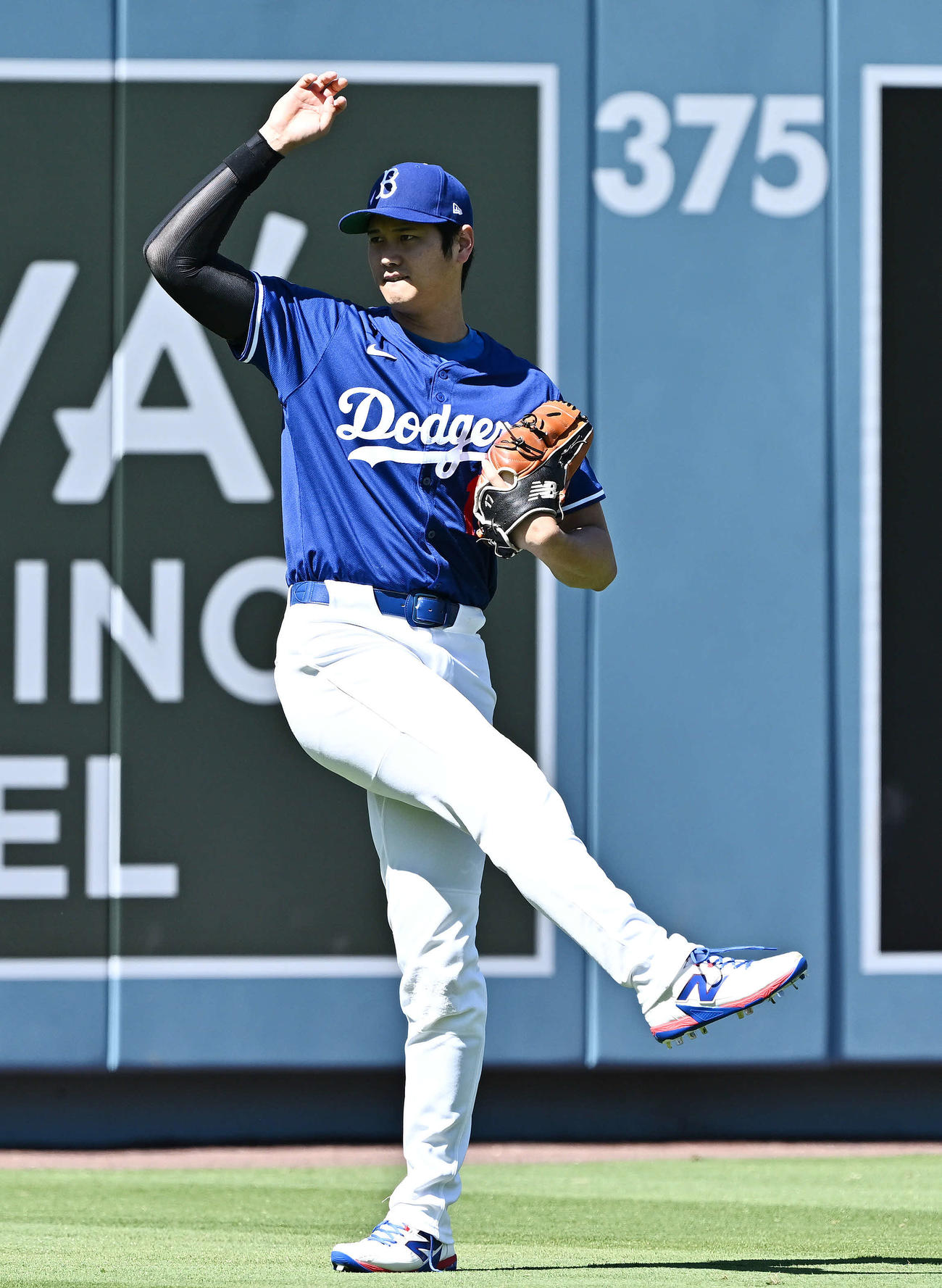 ドジャース対ダイヤモンドバックス　試合前練習でキャッチボールするドジャース大谷（撮影・滝沢徹郎）