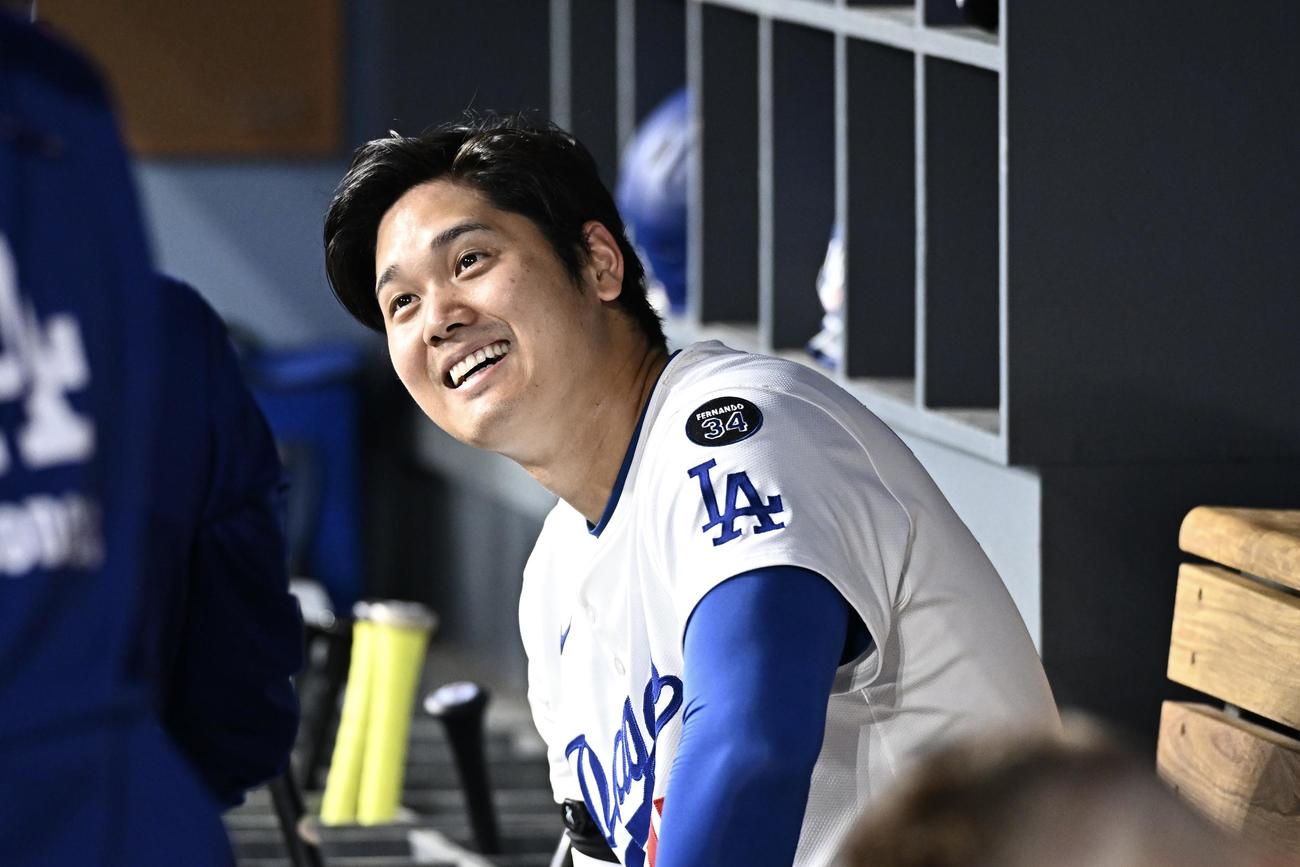 ドジャース対ダイヤモンドバックス　ベンチで笑顔のドジャース大谷（撮影・滝沢徹郎）