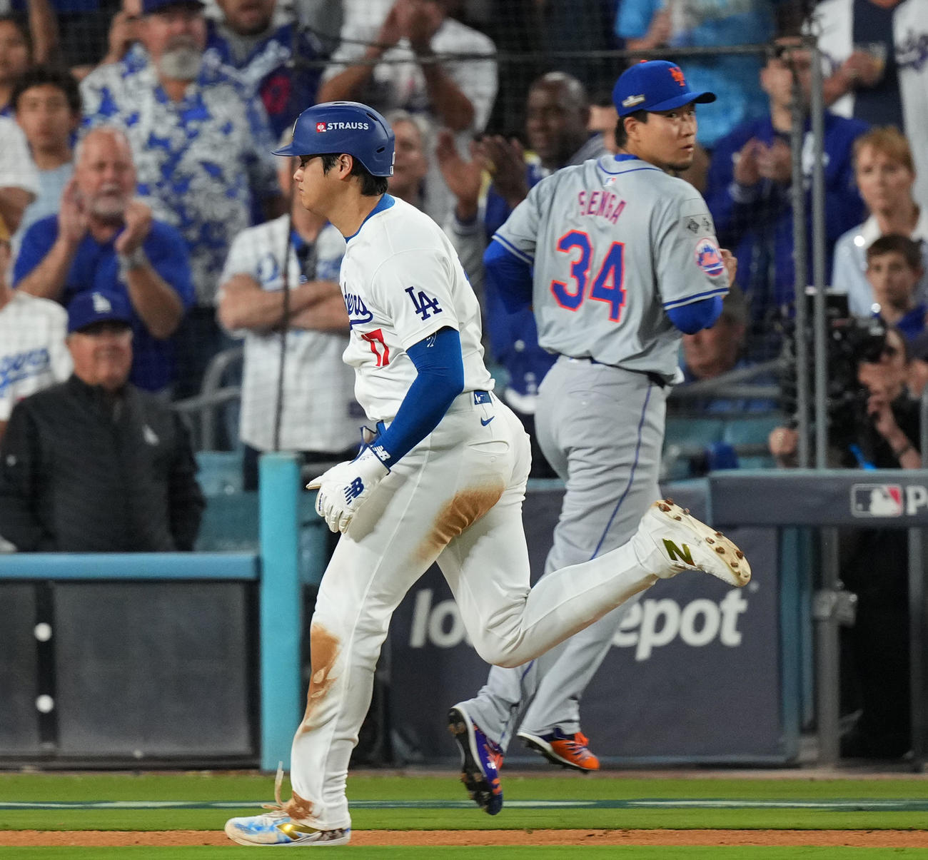 24年のナ・リーグ優勝決定シリーズ第6戦での大谷（左）と千賀（2024年10月撮影）