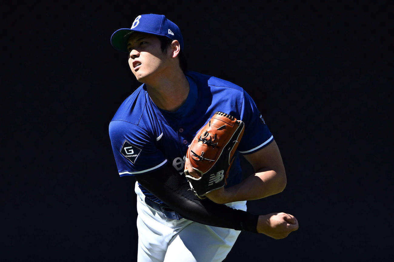 25年5月21日　ドジャース対ダイヤモンドバックス　試合前練習でキャッチボールするドジャース大谷（撮影・滝沢徹郎）
