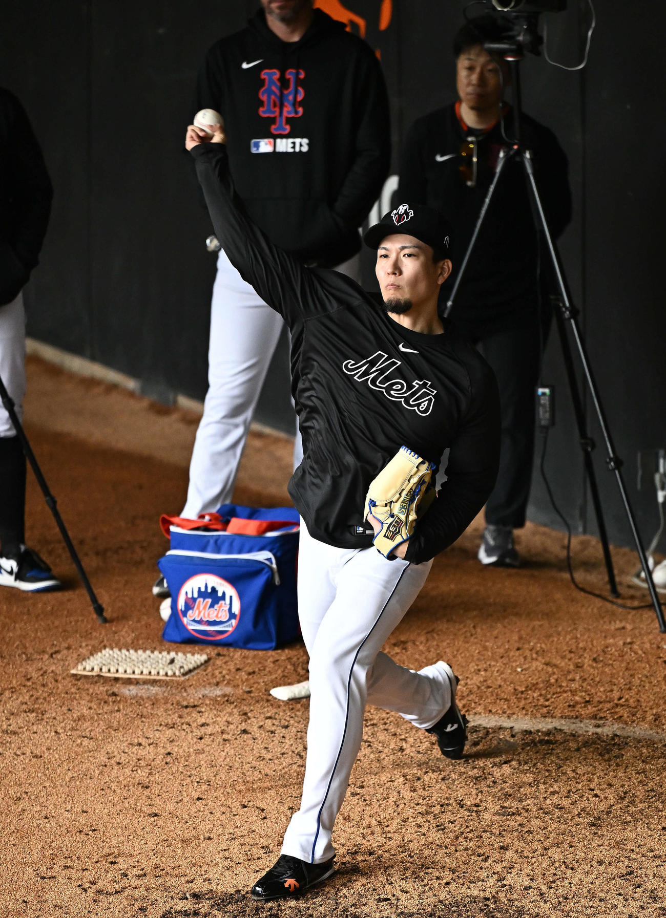 メッツ対ドジャース　試合前練習のブルペンで投球練習するメッツ千賀（撮影・滝沢徹郎）