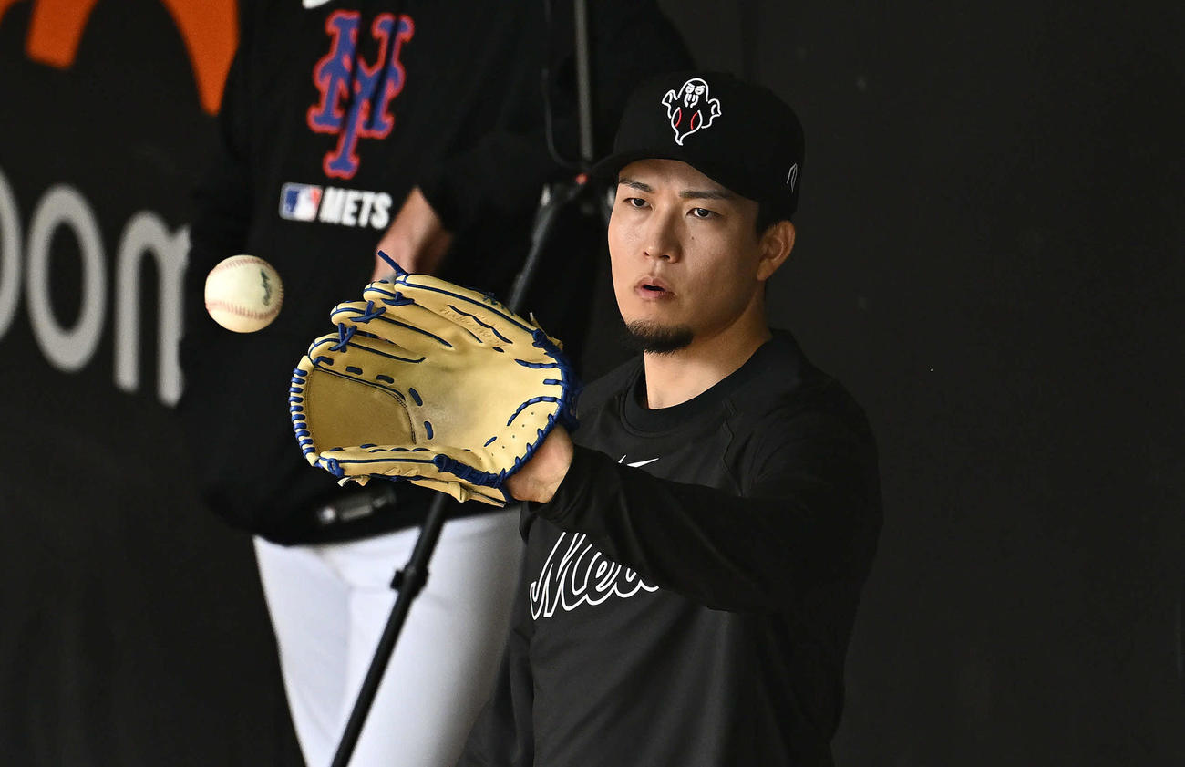 メッツ対ドジャース　試合前練習のブルペンで投球練習するメッツ千賀（撮影・滝沢徹郎）