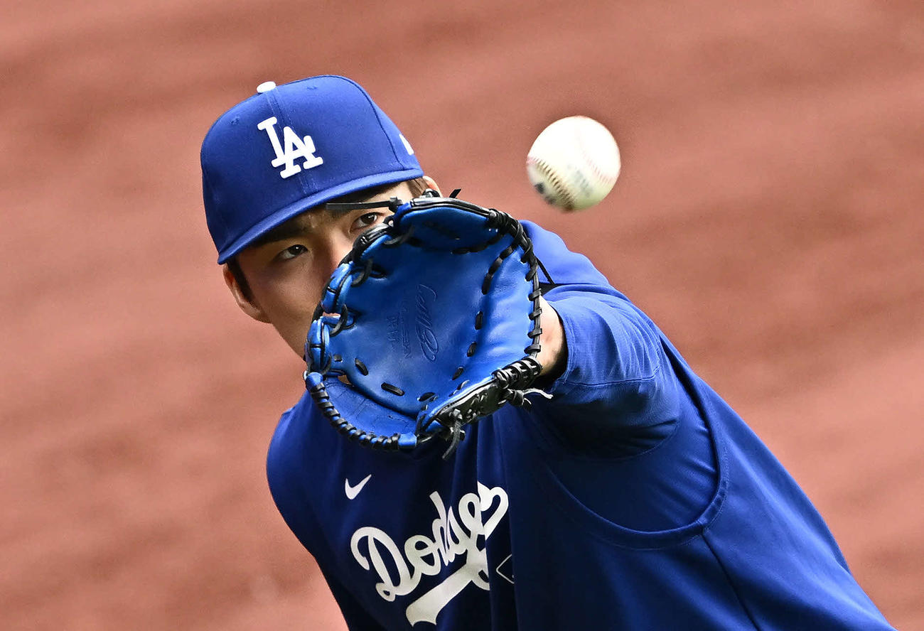 メッツ対ドジャース　試合前練習で調整するドジャース山本（撮影・滝沢徹郎）