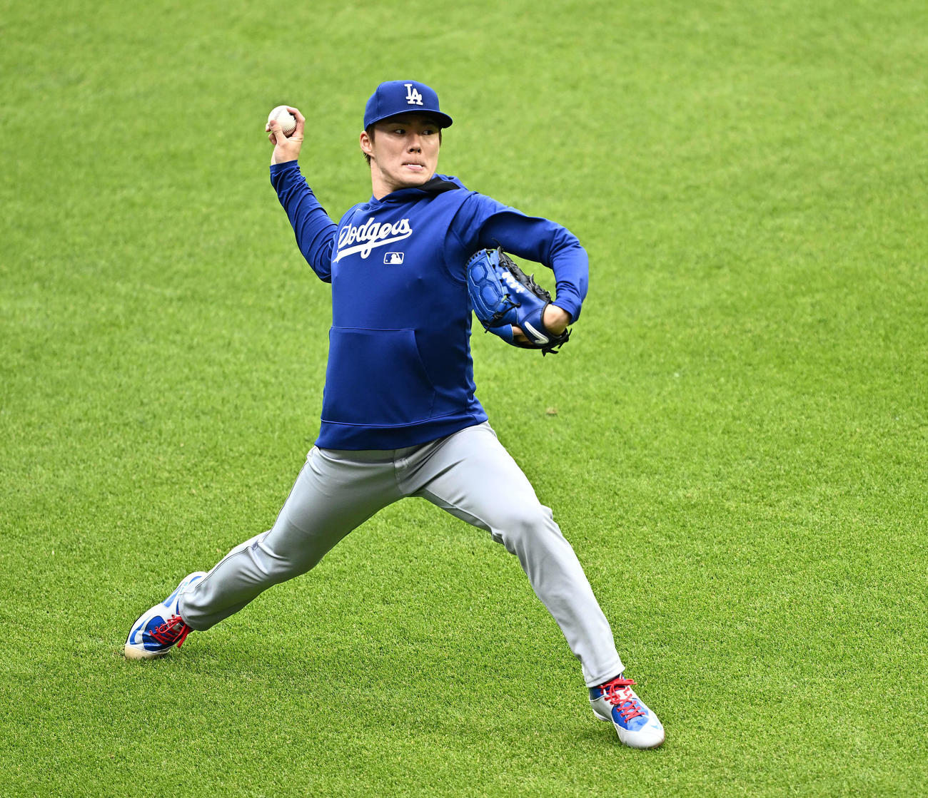メッツ対ドジャース　試合前練習で調整するドジャース山本（撮影・滝沢徹郎）