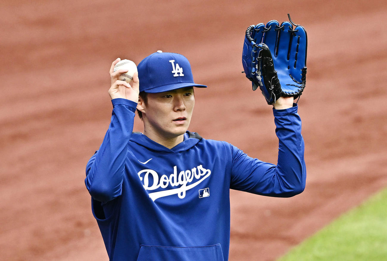 メッツ対ドジャース　試合前練習で調整するドジャース山本（撮影・滝沢徹郎）
