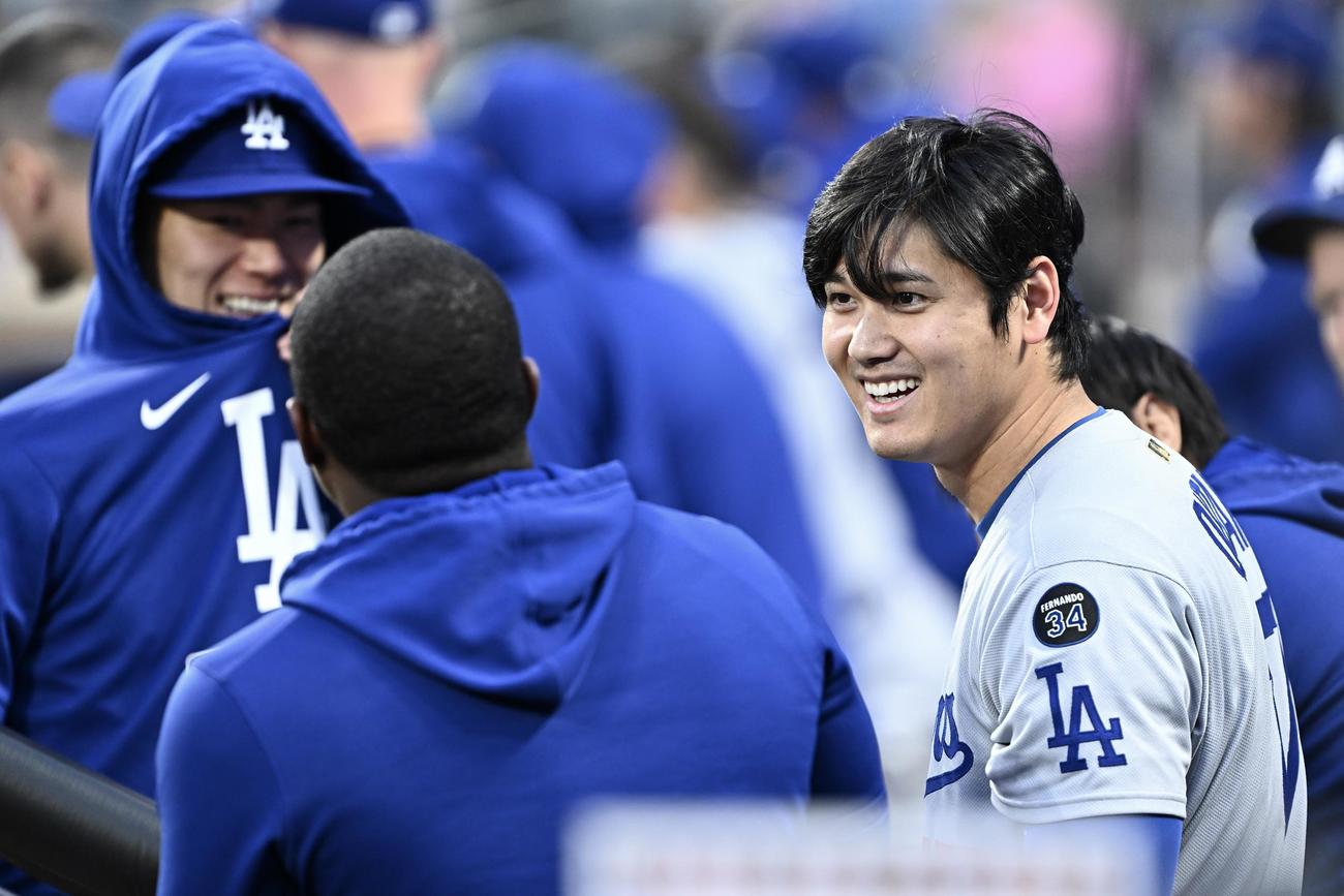 メッツ対ドジャース　ベンチで笑顔のドジャース大谷（右）と山本（撮影・滝沢徹郎）