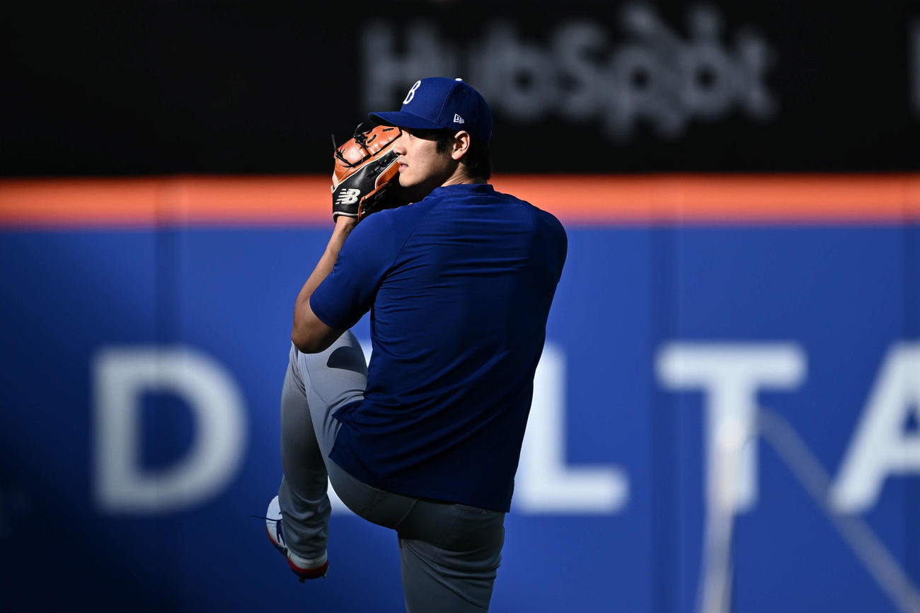 メッツ対ドジャース　試合前練習でキャッチボールするドジャース大谷（撮影・滝沢徹郎）