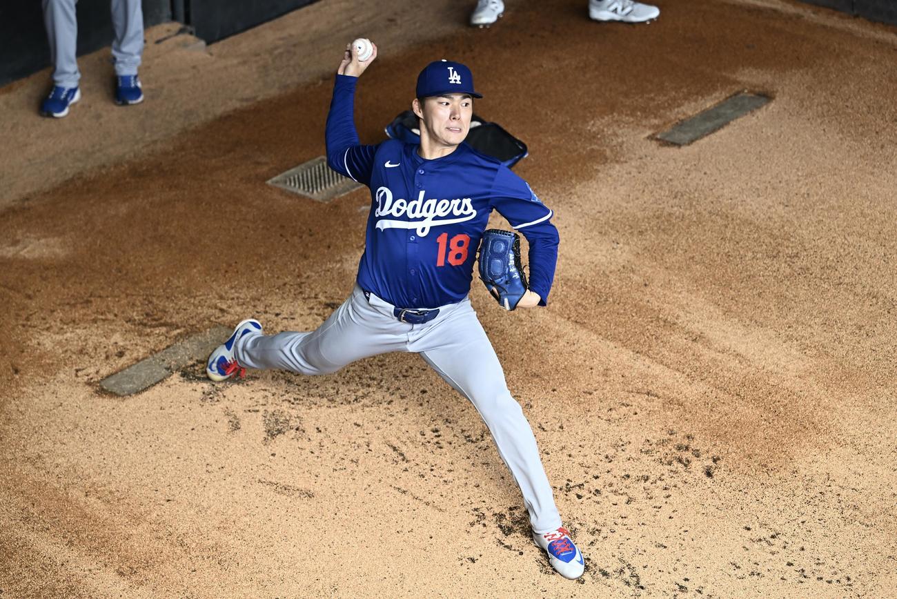 メッツ対ドジャース　ブルペンで投球練習するドジャース山本（撮影・滝沢徹郎）