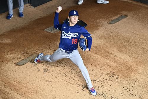 メッツ対ドジャース　ブルペンで投球練習するドジャース山本（撮影・滝沢徹郎）