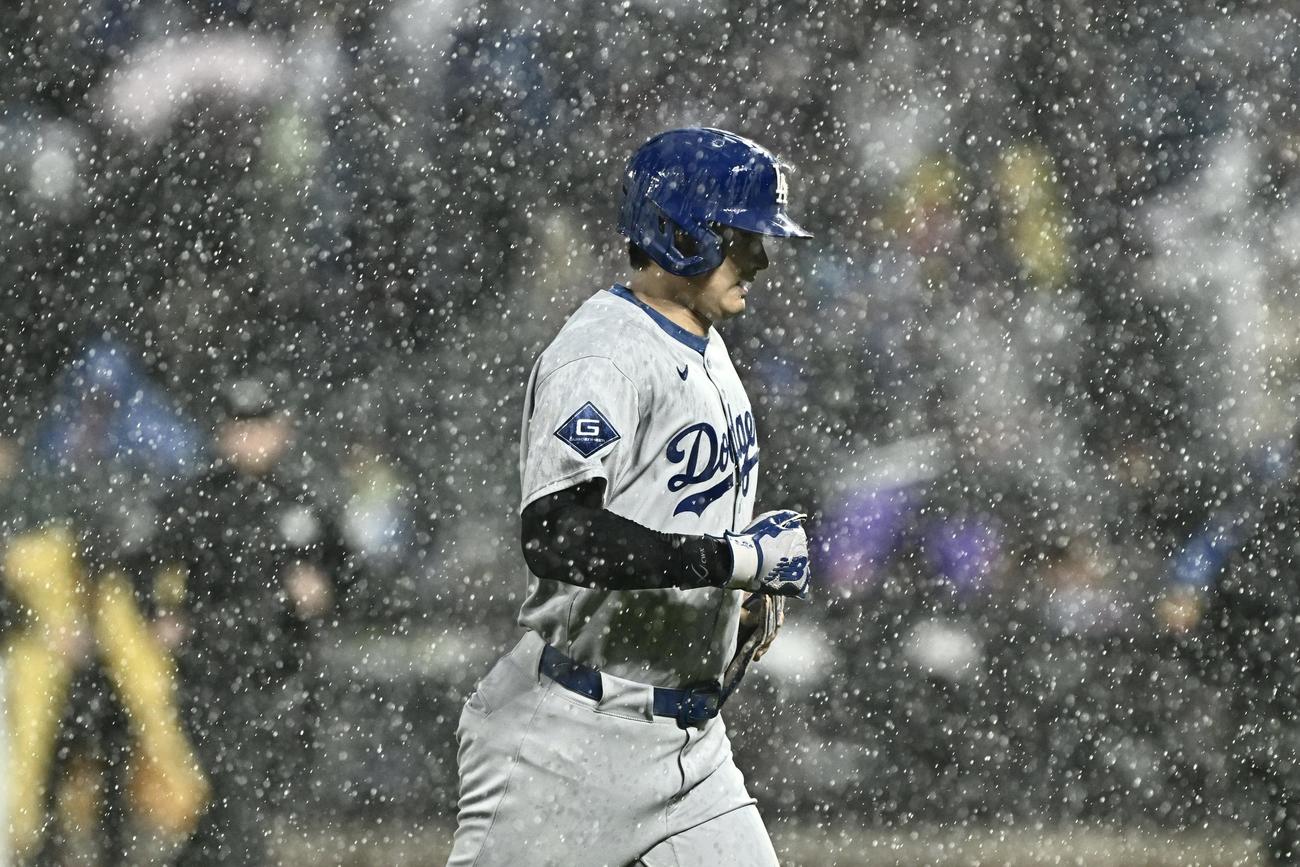 メッツ対ドジャース　3回表、降雨で試合が中断しベンチへ引き揚げるドジャース大谷（撮影・滝沢徹郎）