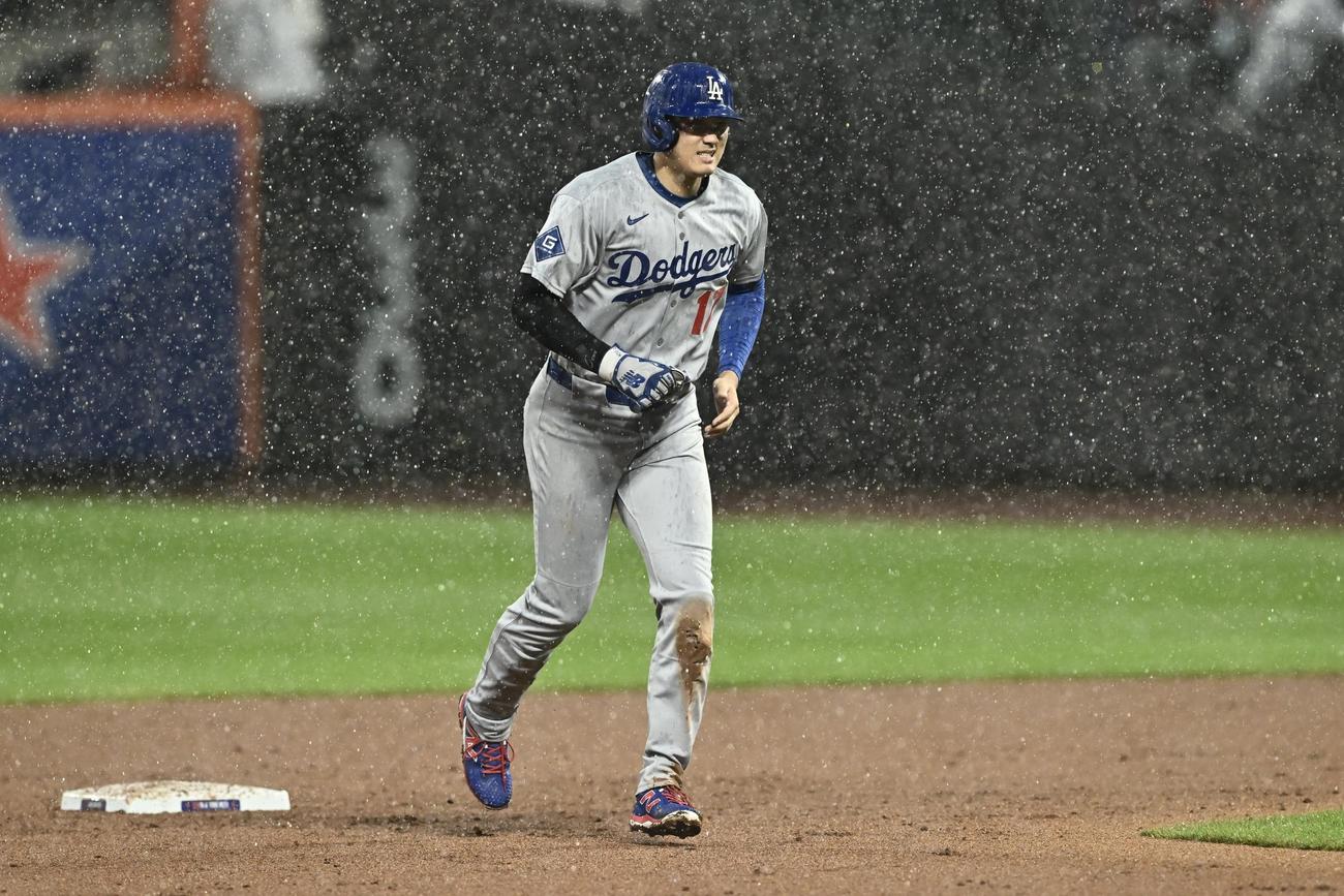メッツ対ドジャース　3回表、降雨で試合が中断しベンチへ引き揚げるドジャース大谷（撮影・滝沢徹郎）