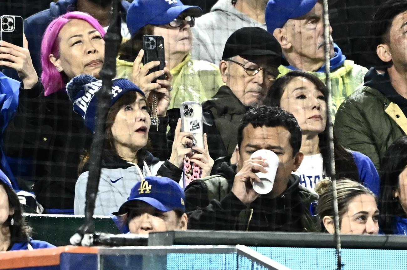 メッツ対ドジャース　観戦する松本伊代（中左）と浅野ゆう子（同右）＝2025年5月23日　