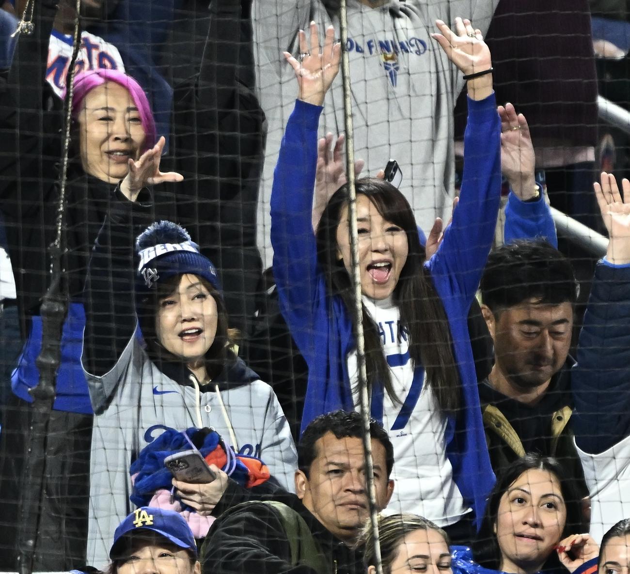メッツ対ドジャース　観戦する松本伊代（左）と浅野ゆう子（撮影・滝沢徹郎）