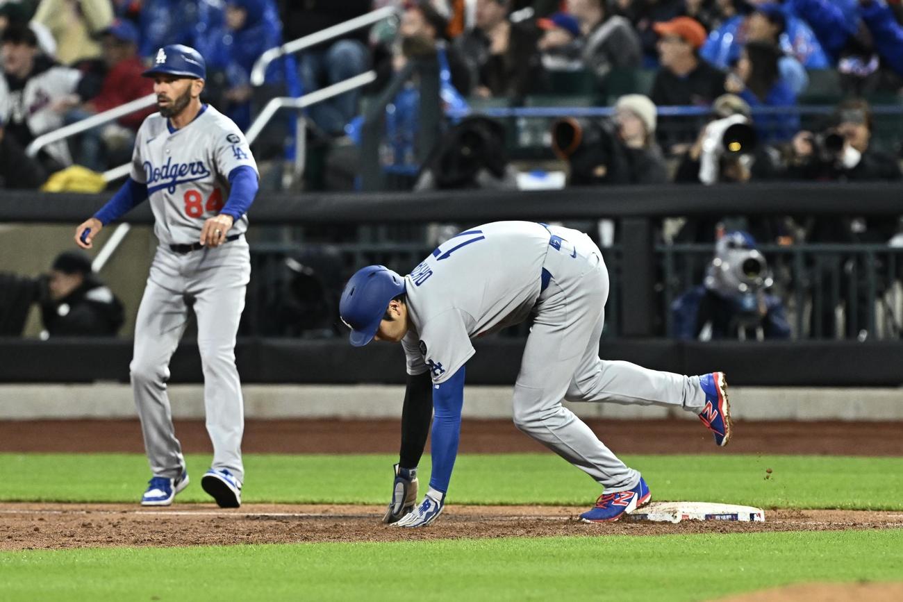 メッツ対ドジャース　3回表ドジャース1死一、二塁、ベッツの右飛でタッチアップする大谷はバランスを崩す（撮影・滝沢徹郎）