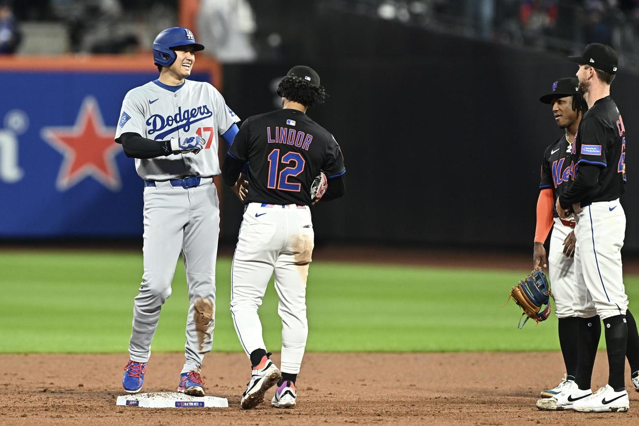 メッツ対ドジャース　3回表、談笑するドジャース大谷（左）とメッツ・キャニング（右）＝2025年5月23日　