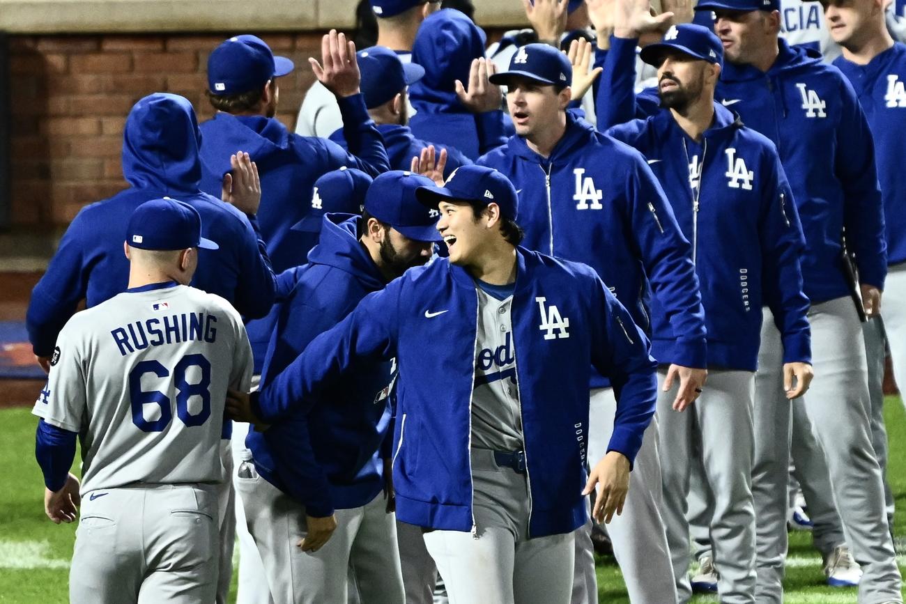 メッツ対ドジャース　延長13回の熱戦を制し笑顔でチームメートとタッチをかわすドジャース大谷（手前右）（撮影・滝沢徹郎）