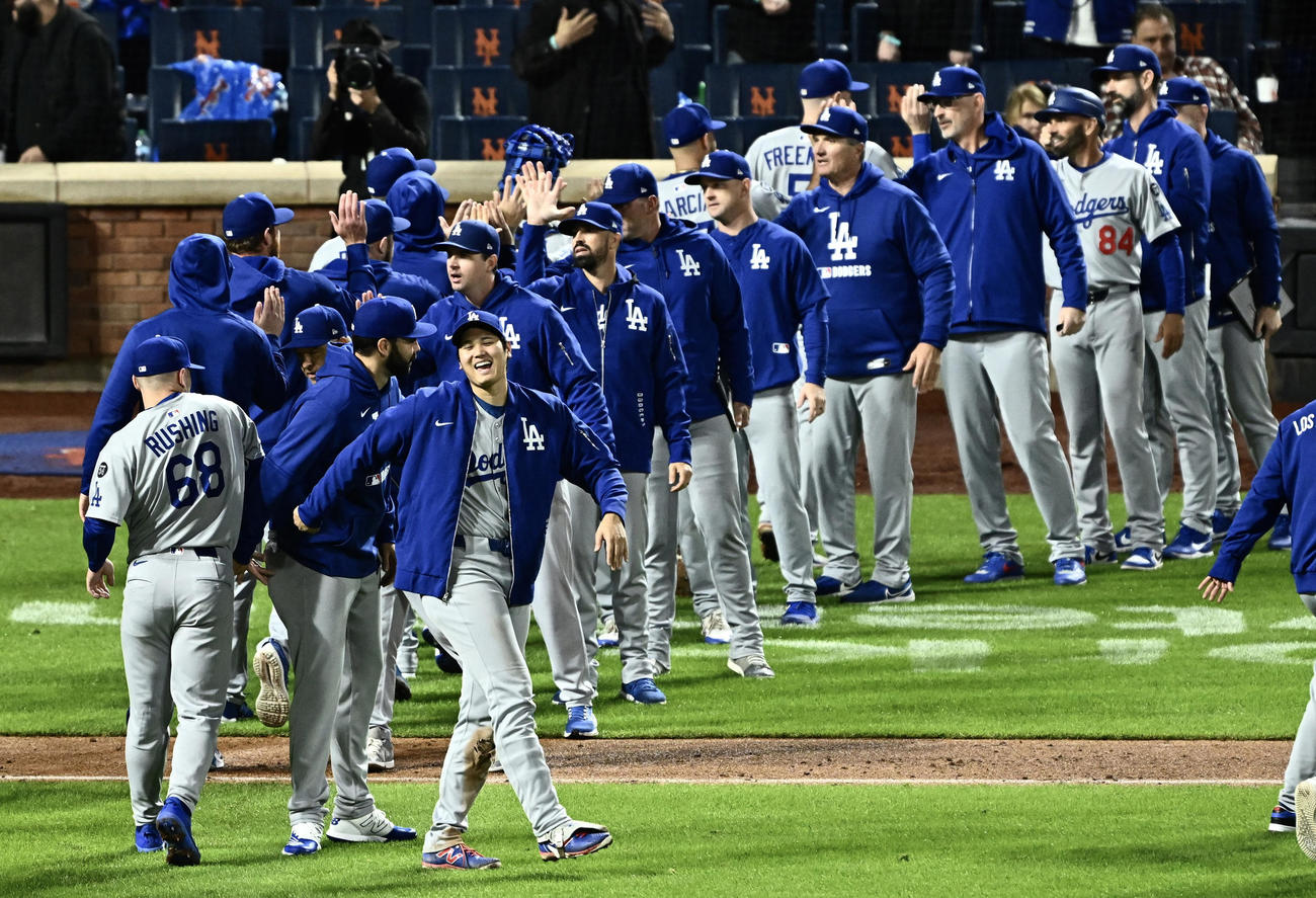メッツ対ドジャース　延長13回の熱戦を制し笑顔でチームメートとタッチをかわすドジャース大谷（手前右）（撮影・滝沢徹郎）