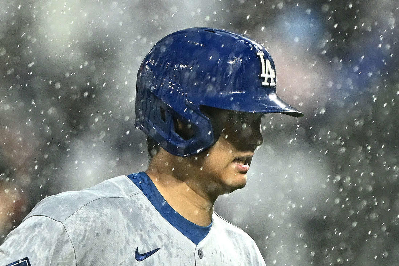 メッツ対ドジャース　3回表、降雨で試合が中断しベンチへ引き揚げるドジャース大谷（撮影・滝沢徹郎）
