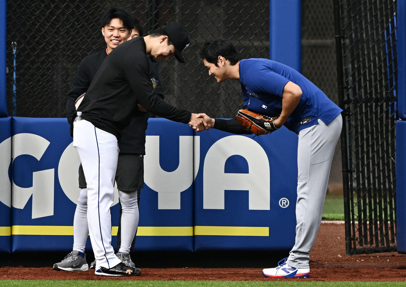 メッツ対ドジャース　試合前練習でドジャース大谷（右）はメッツ千賀と握手する（撮影・滝沢徹郎）