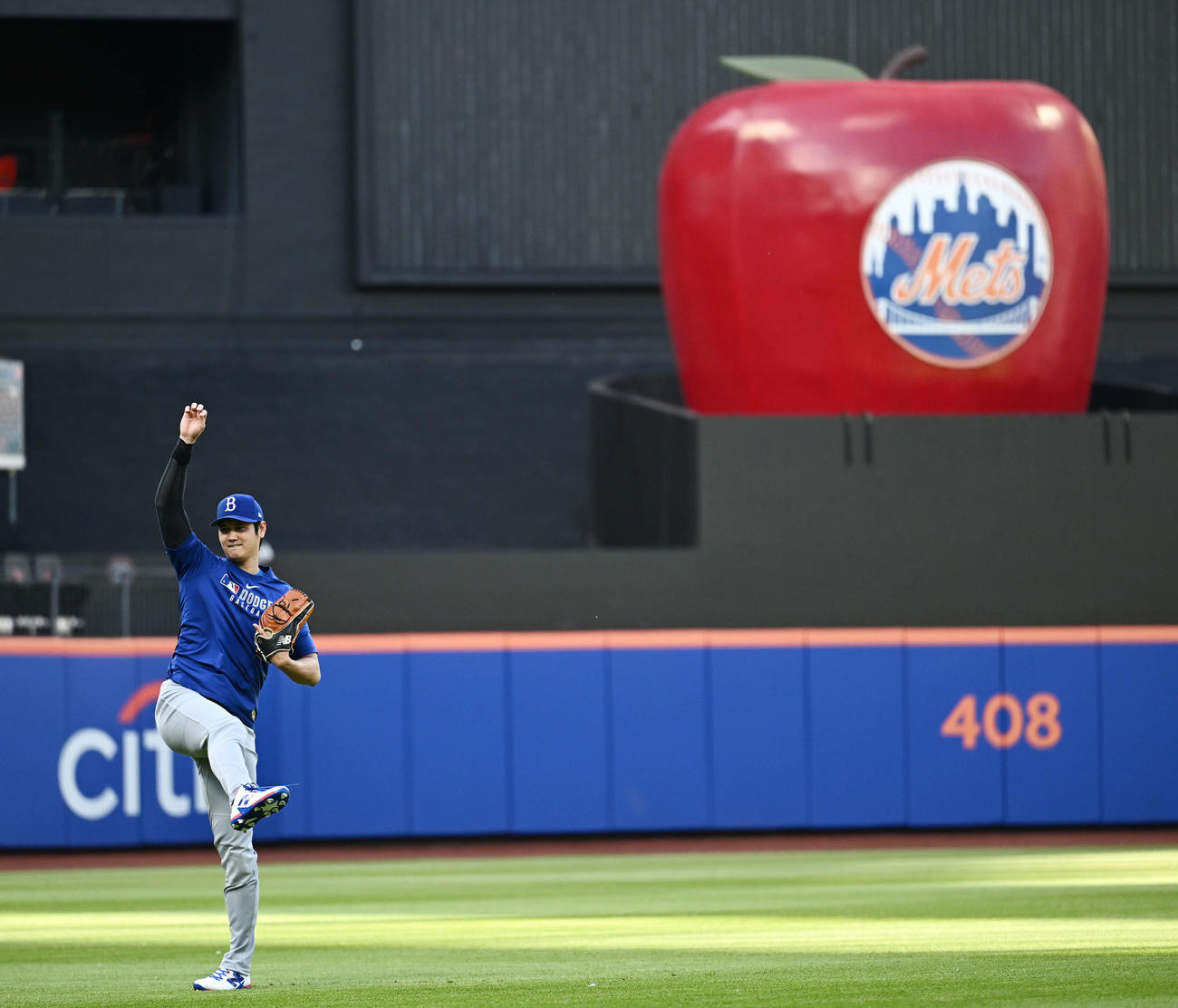 メッツ対ドジャース　試合前練習でリンゴのモニュメントの前でキャッチボールするドジャース大谷（撮影・滝沢徹郎）