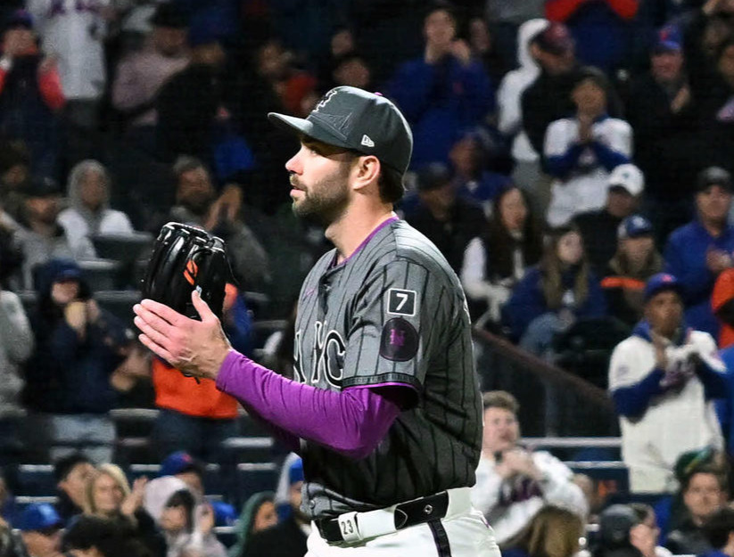 メッツ対ドジャース　8回表ドジャース1死一塁、大谷を空振り三振に仕留めたピーターソンは、ファンの拍手を受けながらベンチへ引き揚げる（撮影・滝沢徹郎）